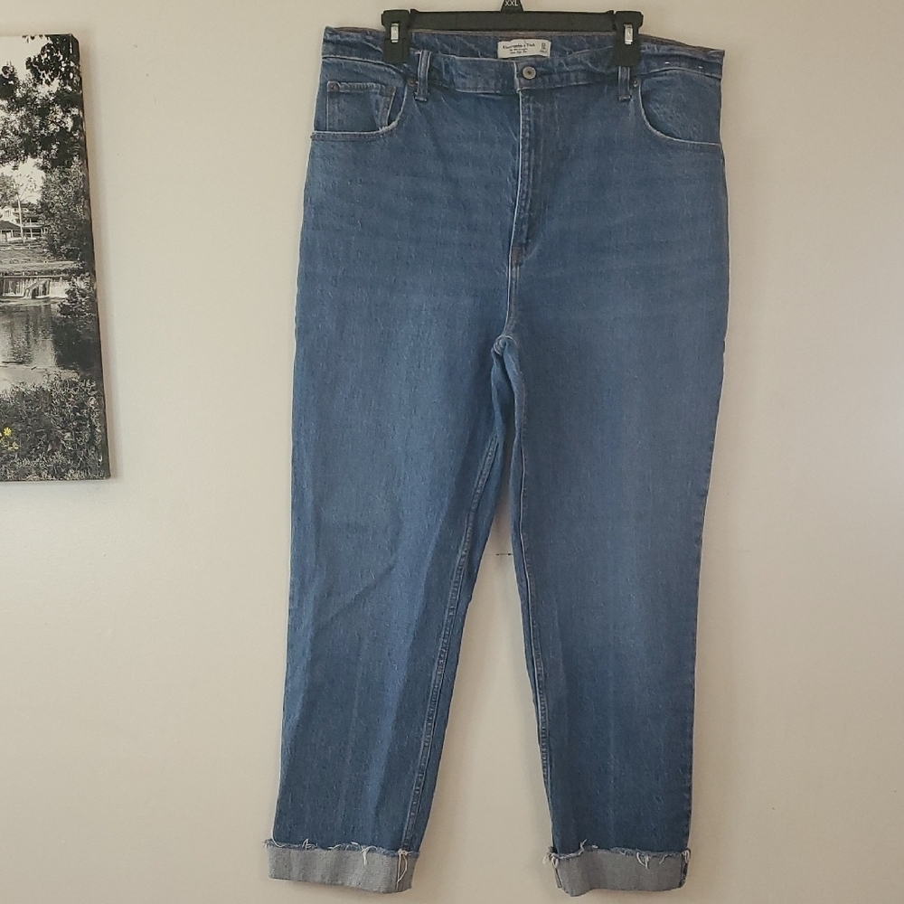 Abercrombie 90's Straight Ultra High-Rise Jeans Size 33 Womens Medium Wash
